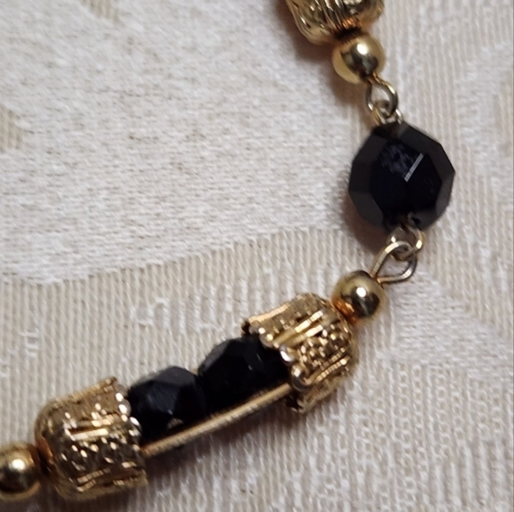 VINTAGE ART DECO BRACELET BLACK FACETED GLASS BEADS, GOLD FILIGREE CAGE LINKS - Picture 5 of 8